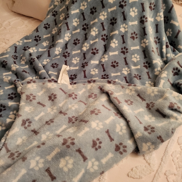 Dog Throw Blanket 50 x 60 Used Bones and Paw Prints - Picture 3 of 8